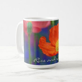 Trillende oranje klaproosbloesem koffiemok