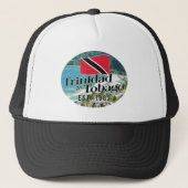 "Trinidad & Tobago Est. 1962" strand met vlag Trucker Pet (Voorkant)