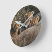 Trio van Lion Cubs met moeder Ronde Klok (Hoek)