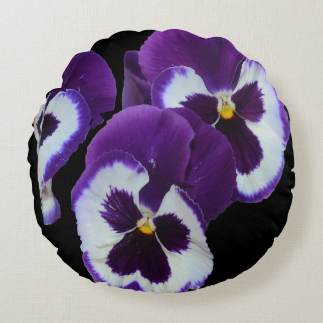 Trio van Paarse Witte Pansy Blooms: Naturen Harmon Rond Kussen (Voorkant)
