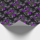 Triple Black Day of the Dead Skulls Paarse Rozen Cadeaupapier (Hoek)