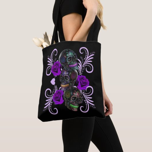 Triple Black Day of the Dead Skulls Paarse Rozen Tote Bag (Dichtbij)