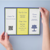 Triple Fold Business Brochure over foto QR (Hand)