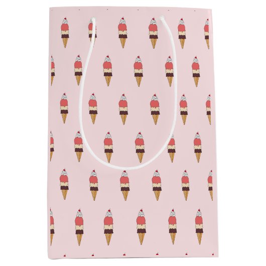 Triple Scoop Ice Cream Cone Medium Cadeauzakje (Voorkant)