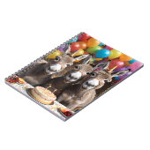 Triple the Joy: Donkey Triplets' Verjaardag Bash Notitieboek (Linkerzijde)