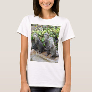 "Triple Trouble: De Avonturen van Otter Drie-eiige T-shirt