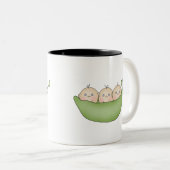 Triplet erwten in een peul tweekleurige koffiemok (Voorkant rechts)