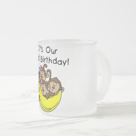 Triplets 2e - Twee Meisjes en een Jongen Matglas Koffiemok (Voorkant rechts)