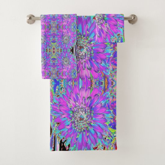 Trippy Abstract Aqua, Lime Green en Paars Dahlia Bad Handdoek (Insitu)