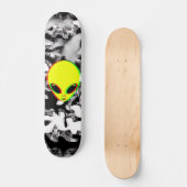 Trippy Alien Camo Skateboard (Voorkant)