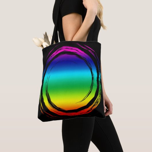Trippy Bright Rainbow Swirling Circle op zwart Tote Bag (Dichtbij)