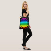 Trippy Bright Rainbow Swirling Circle op zwart Tote Bag (Op model)