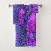 Trippy Hot Pink en Blue Impressionistic Landscape Bad Handdoek (Insitu)