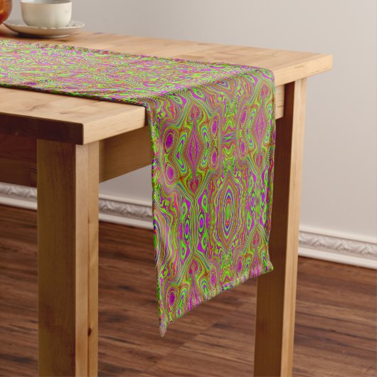Trippy Retro Chartreuse Magenta Abstract Patroon Korte Tafelloper (Voorbeeld)
