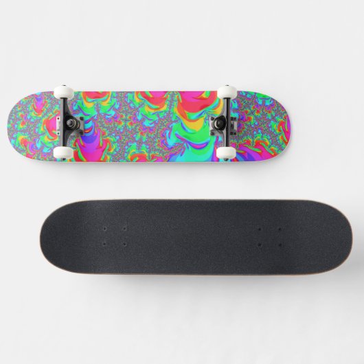 Trippy Retro Vibrant Neon Rainbow Fractal Art Persoonlijk Skateboard (Horizontaal)