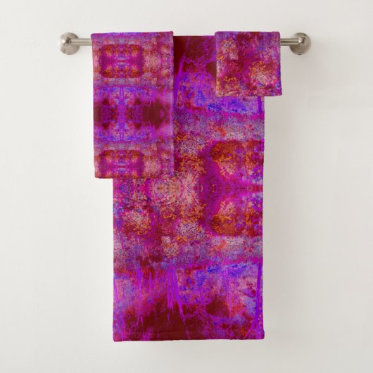 Trippy Rode en Magenta Impressionistisch Landschap Bad Handdoek (Insitu)