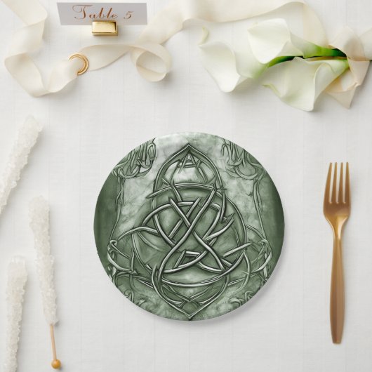 Triquetra Trinity Knot Sage Green Faux Metallic Papieren Bordje (Huwelijk)