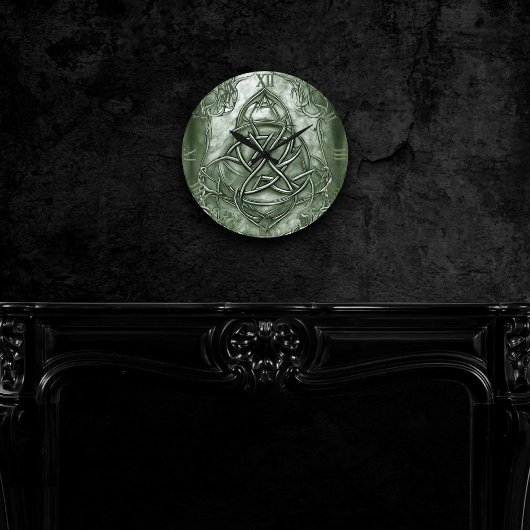 Triquetra Trinity Knot Sage Green Faux Metallic Ronde Klok