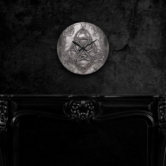 Triquetra Trinity Knot Silvery Pewter Faux Metal Ronde Klok