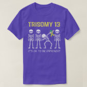 Trisomy 13 Shirt Dabbing Skeleton Het is oké om Di (Design voorkant)