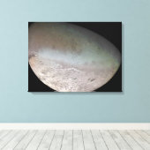 Triton, de grootste maan van de planeet Neptune Canvas Afdruk (Insitu (Houten vloer))