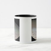 Triton, de grootste maan van de planeet Neptune Mok (Midden)