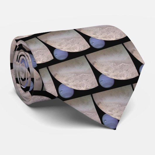 Triton met Neptune op de achtergrond NASA Stropdas (Opgerold)