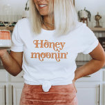 TRIXIE Retro 70's Geëerd Honeymoonin' Bride T-shirt<br><div class="desc">Dit honeymoonin' bride t shirt is voorzien van een retro 70's themed font met een griezelige oranje kleur. Dit shirt maakt het perfecte geschenk voor een bruid-om-te-zijn in haar vrijgezellenfeest of vrijdagweekend zodat ze het op haar huwelijksreis kan draag. De kleuren zijn editable! Klik op 'Ontwerp bewerken' om uw eigen...</div>