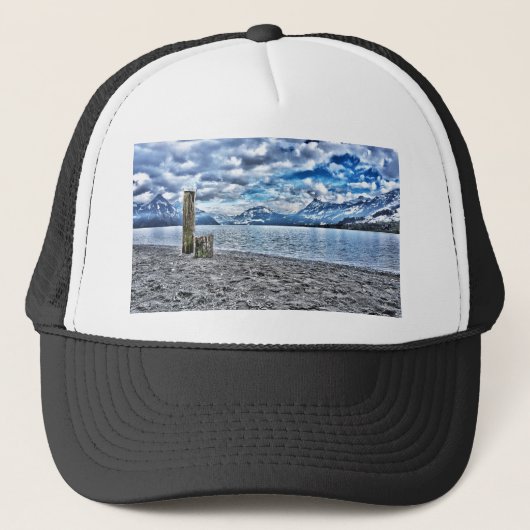 Troebele dag op het meer van de luzerne trucker pet (Voorkant)