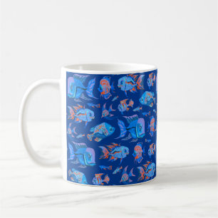 Troebele tropische vissen op blauw koffiemok