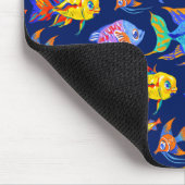 Troebele tropische vissen op donkerblauw muismat (Hoek)