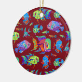 Troebele tropische vissen op donkerrood keramisch ornament (Links)
