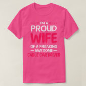 Troebele vrouw met Geweldige CAFABELAUTO-BESTUURDE T-shirt (Design voorkant)