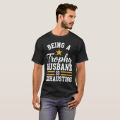 Trofee-echtgenoot zijn is uitputtend grappige echt t-shirt (Voorkant volledig)