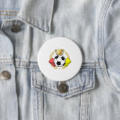 Trofee voor rode en gele voetbal ronde button 7,6 cm (In situ)