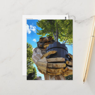 Trol die een boom omhoog houdt om de natuur te bes briefkaart