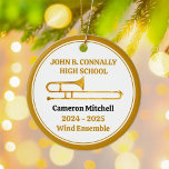 Trombone High School Band Custom Gold Christmas Keramisch Ornament<br><div class="desc">Deze moderne aangepaste gouden middelbare school marching band kerstversiering is voorzien van de student en de bandnaam onder de trombone instrument. Pas aan voor symfonische,  blaasensemble- of concertbandleden of hun regisseur voor een geweldig afstuderen-souvenir.</div>