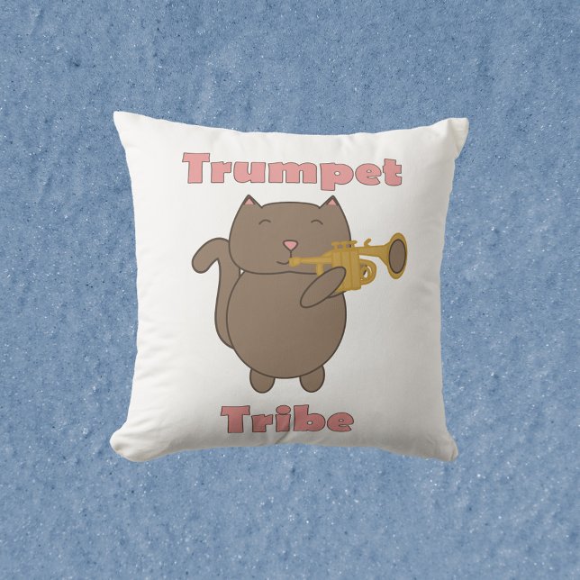 Trompet Stam Kat Muzikant Kussen (A throw pillow with a brown cat playing the trumpet and the words trumpet tribe.)