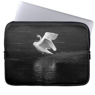 Trompetterzwaan b/w laptop sleeve