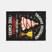Trophy Retro Husband Fueled By Christmas Tree Cake Fleece Deken (Voorkant (Horizontaal))