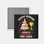 Trophy Retro Husband Fueled By Christmas Tree Cake Magneet (Voorkant / Achterkant)