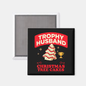 Trophy Retro Husband Fueled By Christmas Tree Cake Magneet (Voorkant / Achterkant)