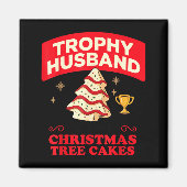 Trophy Retro Husband Fueled By Christmas Tree Cake Magneet (Voorkant)