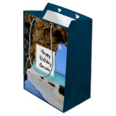 Tropical Beach Coast met een Big Rock Verjaardag Medium Cadeauzakje (Achterkant Gekanteld)