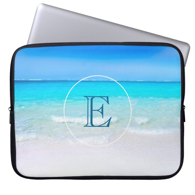 Tropical Beach met een Turquoise Zee Monogram Laptop Sleeve (Voorkant)