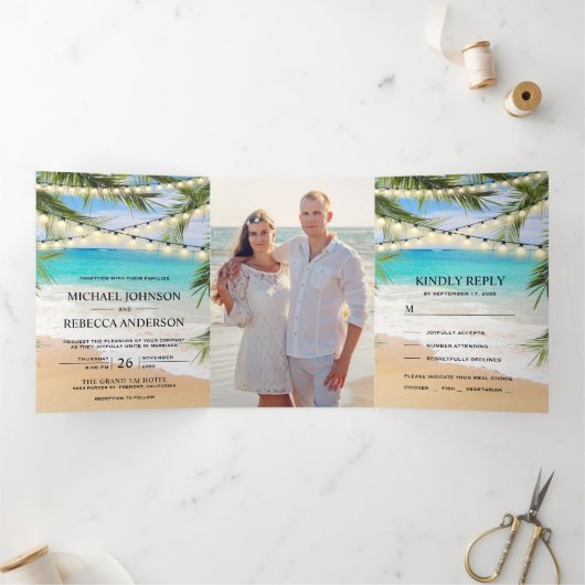 Tropical Beach Palm Leaves String Lights Wedding Drieluik Uitnodiging (Binnen)