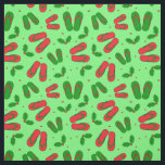 Tropical Christmas Beach Teenslippers en Holly Stof<br><div class="desc">Vier uw strandkerst in juli in stijl met deze funky groene stof met rode en groene string teenslippers,  en feestelijke hulst en bessen</div>
