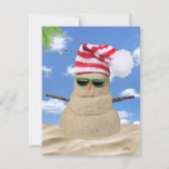 Tropical Christmas Sand Snowman Briefkaart<br><div class="desc">Tropische kerstzandsneeuwman met rood en wit gestreepte kousen pet en groene zonnebrillen op zand. Familienaam kan worden bewerkt of verwijderd.</div>