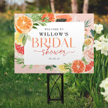 Tropical Citrus Vrijgezellenfeest Welkomstbord Tuinbord<br><div class="desc">Groet uw vrijgezellenfeest gasten met dit prachtige tuin teken. Dit tropische citrusontwerp heeft moderne,  elegante lettertypes (verander gemakkelijk de kleuren!) en een boeket van blozen en tropische citrusvruchten,  waaronder citroen,  limoen,  sinaasappel,  grapefruit en papaja! Ja. Bekijk het hele collectie voor meer overeenkomende objecten!</div>