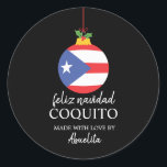 Tropical Coconut Coquito Christmas Drink Classic Ronde Sticker<br><div class="desc">Etiketteer je kokosnoot en rumkool deze kerst. Etiket heeft de Puerto Ricaanse vlag kerstbal en heilig.</div>